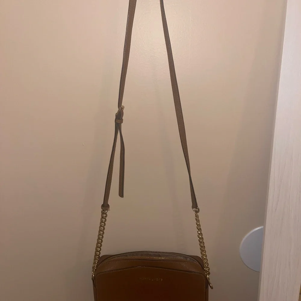 Michael Kors Tan Crossbody Bag with Gold Chain - Picture 4 of 5